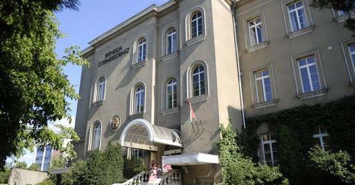 Biztató hírek érkeztek arról a kisfiúról, aki egy lángoló gödörbe esett – így is évekig tartat a gyógyulása
