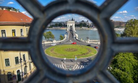 Megújult Budapest legismertebb virágágyása – rá sem ismerünk majd a Clark Ádám térre