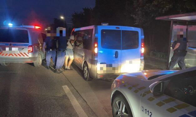 „Egy csapat bevándorló hasalt a buszöbölben” – illegális bevándorlókat fogtak Szentendrén, a rendőri intézkedés miatt beállt a 11-es út forgalma