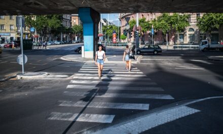 Örülnek a gyalogosok, biciklisek, rolleresek: három új zebrával bővült a Nyugati tér