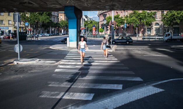 Örülnek a gyalogosok, biciklisek, rolleresek: három új zebrával bővült a Nyugati tér