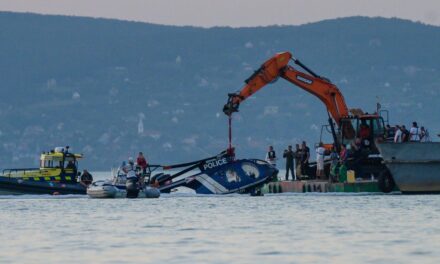 „A feje kilógott a vízből” – hős motorcsónakos mentette ki a lezuhant rendőrségi helikopter személyzetét – helyszíni fotókkal