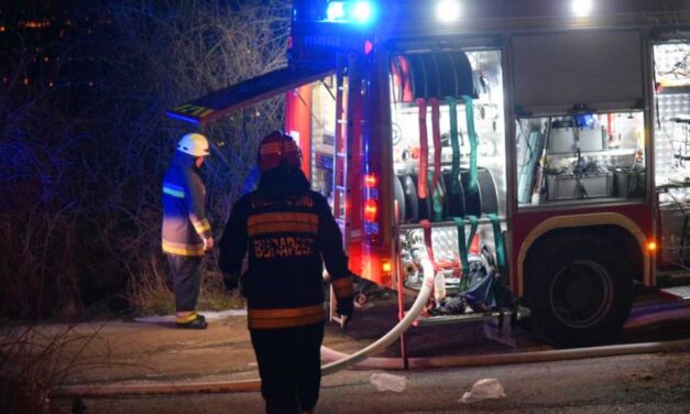 Beperlik a tűzoltók a Belügyminisztériumot, miután évente 416 órát dolgoznak ingyen és az alapbérüket sem emelték 11 éve