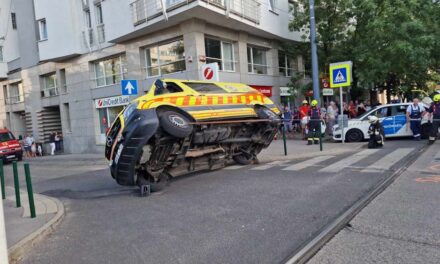 Taxival ütközött, majd felborult egy mentőautó a Bécsi úton – helyszíni fotók