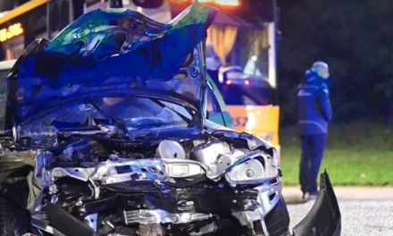 Busznak csapódott majd kigyulladt egy háromtagú család autója Ajkán: az utasok rohantak a segítségükre – videó