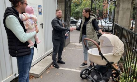 Még egy babakocsit is lenyúlt a pofátlan tolvaj a zuglói lakóparkból