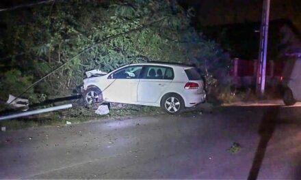 Egy Volkswagen sofőrje nekiment egy oszlopnak Szigetszentmiklóson, összesen három oszlop dőlt ki a baleset következtében – HELYSZÍNI FOTÓK