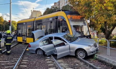 Durva baleset Újbudán: nagy erővel ütközött a Mercedesnek, majd kisiklott az 56-os villamos HELYSZÍNI FOTÓKKAL!