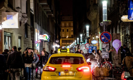Külföldi fiatalokat fenyegetett meg éles eszközzel a bulinegyedben egy rendőr, vizsgálatot rendelt el a BRFK – videó