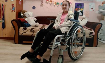 „Dóri apránként tudja majd csak a járást újra tanulni, de egy iszonyatosan kemény harcos” – másodszor is megműtötték a kislányt, aki egy rejtélyes betegségben szenved