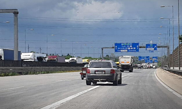 Őrült akció az M0-s autóúton: félreállt egy nő és összeszedte, amit az aszfalton talált VIDEÓVAL!