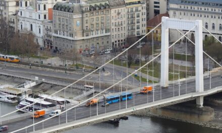 Úgy fénylik, mint Salamon töke – minden négyzetcentiméterét lemosták az Erzsébet hídnak