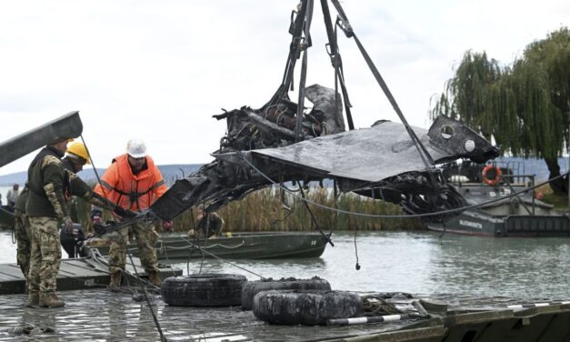 Második világháborús magyar vadászgépet találtak a Balaton mélyén: fotókon, ahogy kiemelik a vízből