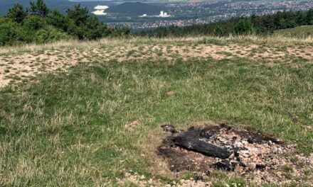 A bíróságon folytatódik a felgyújtott a felgyújtott nagykovácsi kereszt ügye