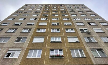 Ilyen van? Kötélen lelógva kopogtatott órákon át egy férfi egy nyolcadik emeleti óbudai lakás ablakán
