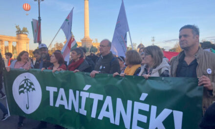 Több ezer fős tömeg tüntetett az oktatás helyzetének javításáért az Oktogonon