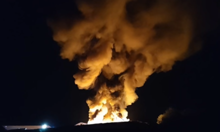 Kétségbeesett harcot vívnak a tűzoltók a lángokkal: óriási tűz Vas megyében, egy műanyagfeldolgozó gyulladt ki – videó