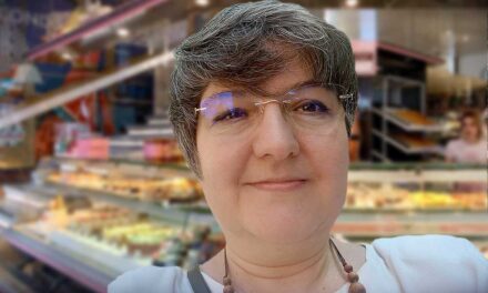 Botrány a Várban: Védelmi pénzekkel hozták összefüggésbe V. Naszályi Márta polgármestert, egy pert vesztett cukrászdás habosítja a balhét