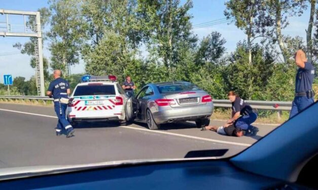 Megvan az elsőfokú ítélet! Öt és félévet kapott a mercis ámokfutó, aki az M2-esen száguldozott a rendőrök előtt