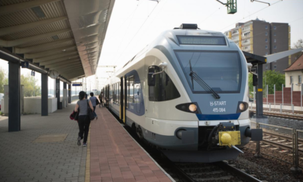 Péntek délutáni sokk: elgázolt egy embert a Balaton Intercity, több száz utas ragadt Siófokon