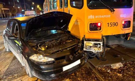 Csúnyán ledarálta az autó elejét a villamos, szétszakította a Toyotát a Volánbusz – Fotók