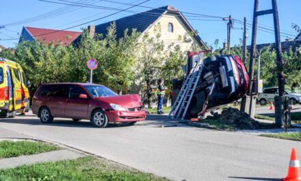 Kaszkadőröket megszégyenítő produkció Monoron: fennakadt a villanyoszlopon egy autó, létrával mentették a sofőrt! HELYSZÍNI FOTÓKKAL!