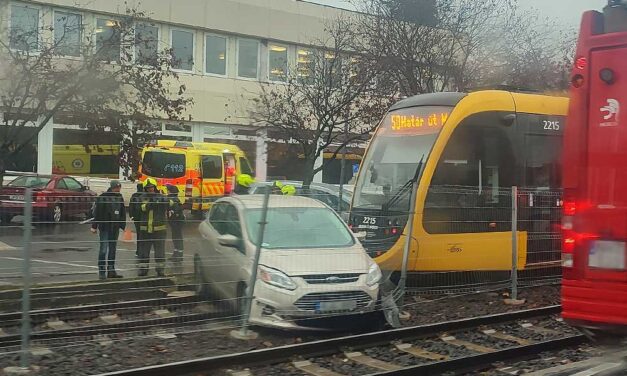 Lerombolta a járdaszegélyt autójával az idős asszony és a villamossínekre rongyolt, a pestszentlőrinci Városháza előtt állt meg