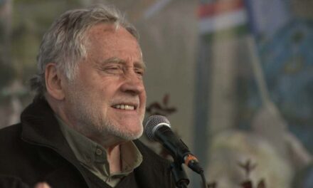  „Nagyon ijesztő volt mindkettőnk számára” – agyműtétjéről vallott Koltai Róbert, akiről most könyvet írt a párja