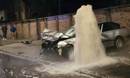 Letarolta a buszmegállóban lévő tűzcsapot egy száguldozó Skoda sofőrje, nem vette észre a szabálytalan Toyotást – helyszíni fotók