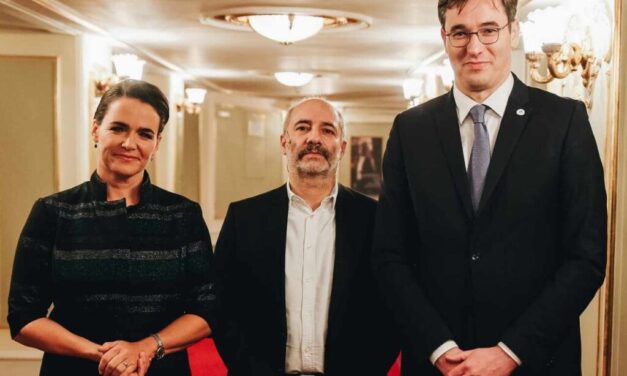 Így ünnepelte Novák Katalin és Karácsony Gergely Budapest 150 éves születésnapját a Vígszínházban – közös fotó is készült