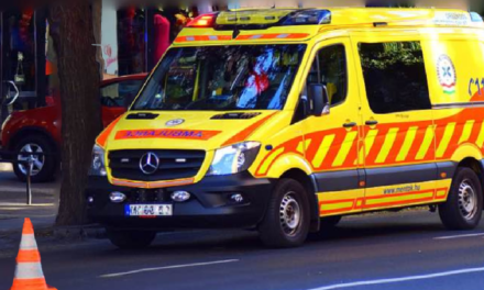 Újra megtörtént! Egy 15 éves fiú menekült a halálba, miután iskolatársai csúfolták és zaklatták: édesanyja szeme láttára ugrott le az iskola tetejéről