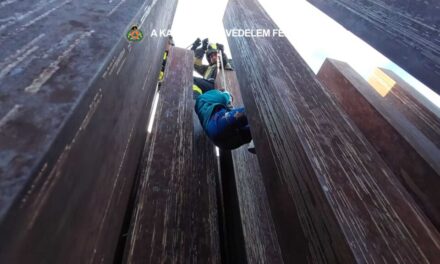 „Kicsit szűk, ne izgulj!” – Videón, ahogy a tűzoltók kihúznak egy kisfiút, aki a fővárosi Ötvenhatosok terén lévő emlékmű oszlopai közt rekedt