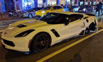 Apának ez nem fog tetszeni – A 40 milliós sportautóval a fiatal srác úgy összeakadt egy másikkal, hogy kiszakadt a kereke