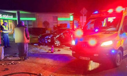 Drámai baleset az OTP előtt – Rosszul lett a sofőr, sokan próbálták megmenteni az életét