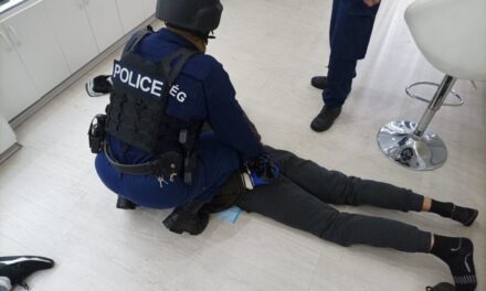 „Ez egy rablás” – Fegyverrel rontott be három férfi a szigetszentmiklósi ékszerüzletbe, az aranyat és az ezüstöt követelték