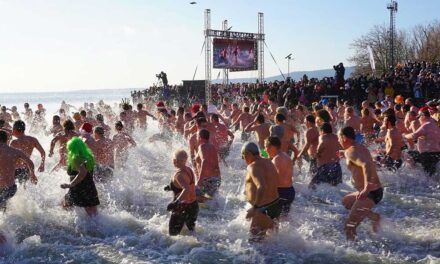 Jeges fürdő a Balatonban – A vízimentők is készenlétben lesznek, mert a fagyos vízben azonnal baj történhet