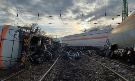 Több napra is leállhat a vasúti közlekedés Nagymarosnál, miután kisiklott egy tehervonat