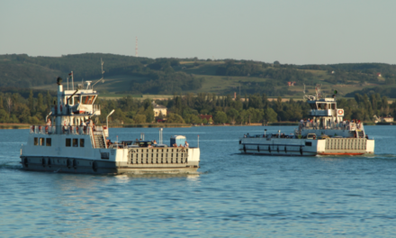 Sokan lesznek a Balatonnál az ünnepek idején, így járnak a kompok és van egy jó hír: sokan ingyen utazhatnak