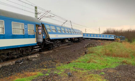 Súlyos vasúti baleset Nagymarosnál: kisiklott egy vonat, több kocsija felborult