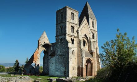 Magyarország legerősebb földrengése lerombolta, most 260 év után újjáépítik a Zsámbéki romtemplomot, itt vannak a friss látványtervek