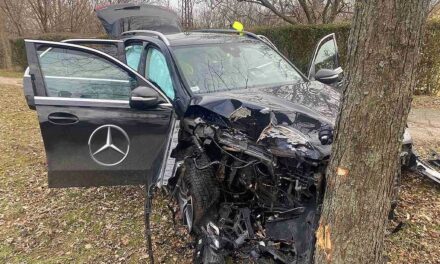 Brutálisan összetört a luxus Mercedes terepjáró, oda a 40 milliós verda, de mi történt az autóval Balatonfüreden?
