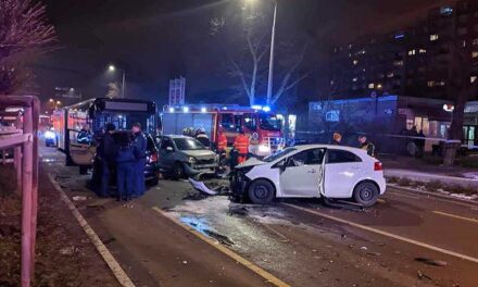 „Kirúgták a szélvédőt, és kimentettek egy kislányt, aki sírt, ordított” – 14 éves lánya mellett halt meg az újpesti tömegkarambol áldozata, a Mercedes sofőrjét még mindig keresik