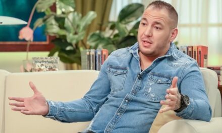 Köntösben, mezítláb, az ajtó előtt hagyta Curtis beteg, mozgássérült édesanyját a betegszállító: a rapper nagyon ki van akadva