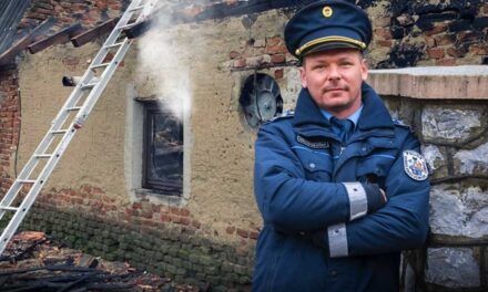 “Könyörgött, hogy siessek” – A hős körzeti megbízott gondolkodás nélkül berontott a füstölő házba és megmentette a család életét