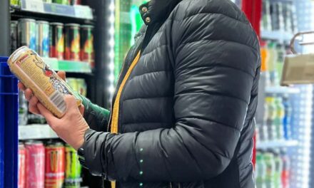 Betiltják az energiaitalok árusítását 18 év alattiak számára, súlyos büntetést kaphataz a kereskedő, aki kiszolgálja a fiatalokat