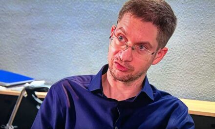 Nagyon rossz hírek érkeztek Karsai Dánielről: gyomorszondán keresztül táplálják a halálos betegséggel küzdő alkotmányjogászt