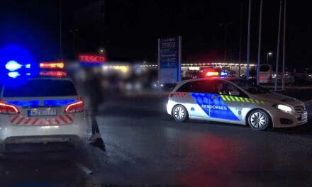 Rendőrségi razzia a Tesco parkolóban, az illegális gyorsulási versenyekre összegyűlt tömeg nem menekülhetett a bírság elől