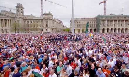 Nagy Ervinnel és Caramel dalával kezdődött el Magyar Péter kormányellenes tüntetése a Kossuth téren