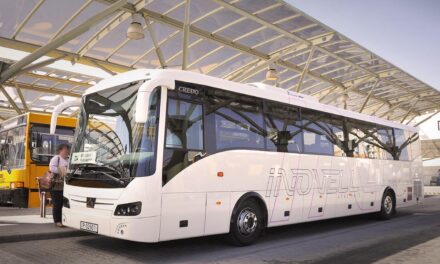 Több, Budapest és a Balaton között közlekedő buszjáratot is megszüntetett Lázár János minisztériuma, az utasoknak azt javasolják, menjenek vonattal