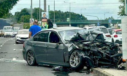 Rommá tört a luxus BMW a Szentendrei úton, teljes a káosz a környéken